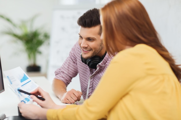 business, startup, istruzione, tecnologia e concetto di persone - team creativo o studenti con cuffie e computer in ufficio