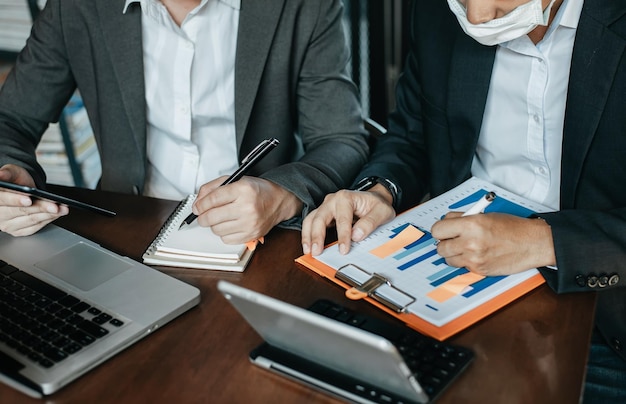 Business Team aziendale brainstorming Strategia di pianificazione con una discussione Analisi degli investimenti alla ricerca con grafico alla scrivania documenti in ufficio