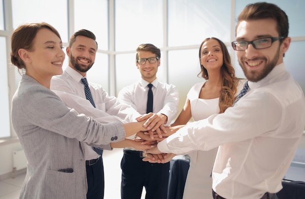 Business team che mostra la loro unità il concetto di lavoro di squadra