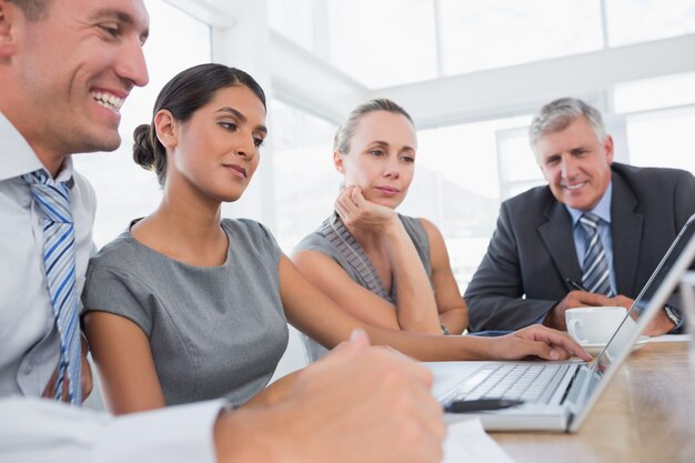 Business team concentrato durante la riunione