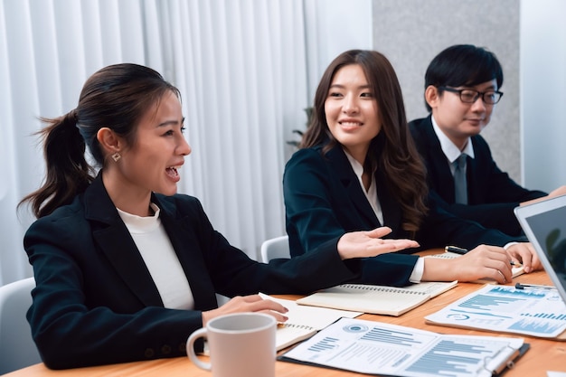 Business team di analisi dei dati finanziari rapporto di riunione cartacea in ufficio armonia