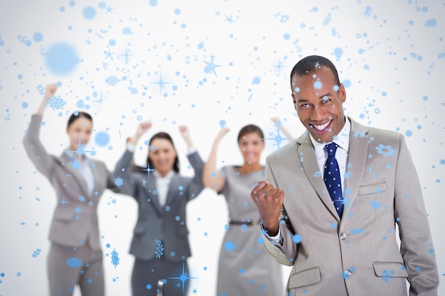 Business team di successo con un uomo in primo piano contro la neve che cade