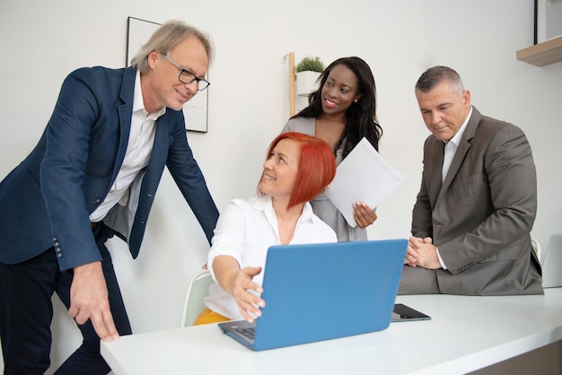 Business team di uomini e donne in un ufficio che analizza l'evoluzione dell'azienda