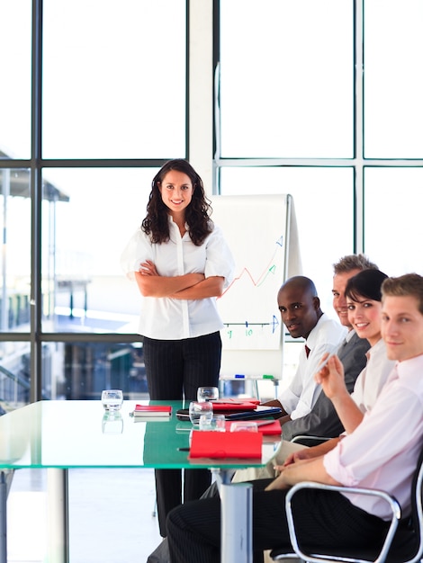 Business team fiducioso dopo una presentazione