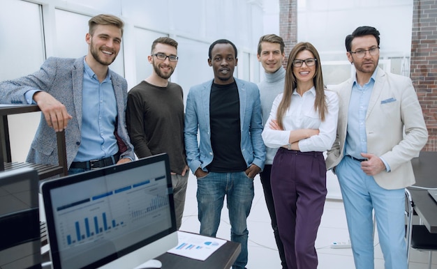 Business team in piedi in un ufficio moderno il concetto di lavoro di squadra