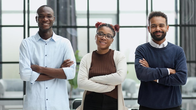 Business team in un ufficio sorridendo alla telecamera