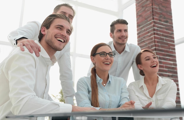 Business team seduto a un tavolo nella sala conferenzeil concetto di lavoro di squadra