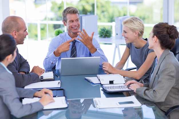 Business team sorridendo alla telecamera