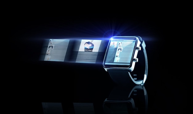 business, tecnologia moderna, oggetto, internet e concetto di media - primo piano di smartwatch nero con pagina web sullo schermo su sfondo nero
