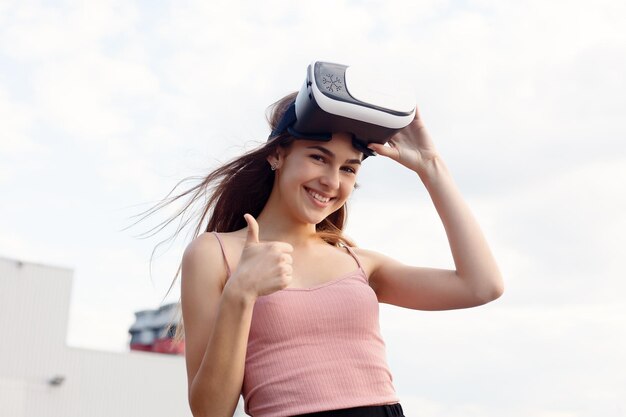 Business, tecnologie, VR, persone e concetto di stile di vita - stupita giovane bella ragazza che utilizza la nuova tecnologia VR attrezzatura VR sul mercato viste incredibili su oculus auricolare 3D occhiali video VR auricolare video 360