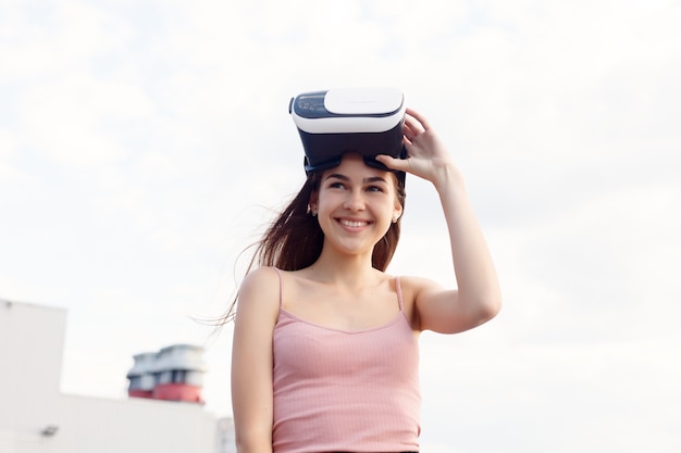 Business, tecnologie, VR, persone e concetto di stile di vita - stupita giovane bella ragazza che utilizza la nuova tecnologia VR attrezzatura VR sul mercato viste incredibili su oculus auricolare 3D occhiali video VR auricolare video 360