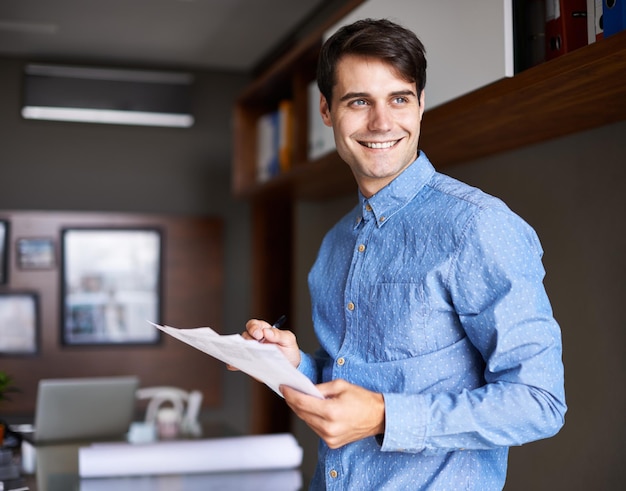 Business thinking o uomo felice con documenti in ufficio per il budget di avvio o la revisione dei risparmi Idea vision o ragazzo consulente finanziario con documenti per la pianificazione obiettivo o brainstorming obiettivo di profitto