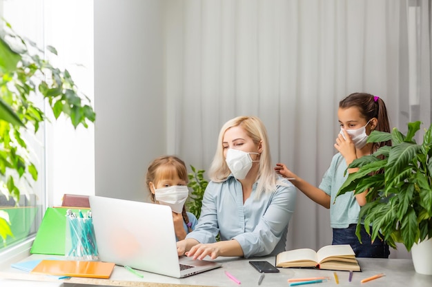 Business Woman e bambino indossano maschere sanitarie Lavorare a casa Per prevenire il virus corona