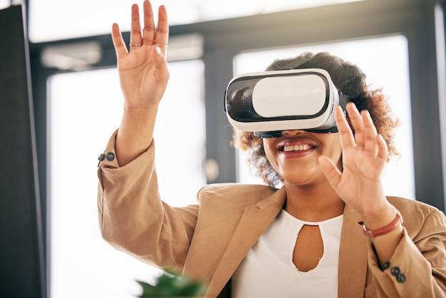 Business woman office e tecnologia vr per il sistema metaverse e futuristici cyber media Felice esperienza utente lavoratrice e mondo digitale con software per occhiali per realtà virtuale e progetto UX