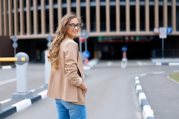 Business Woman Standing Near Indoor Parking Garage femminile caucasico donna di mezza età in bicchieri all'aperto persona d'affari