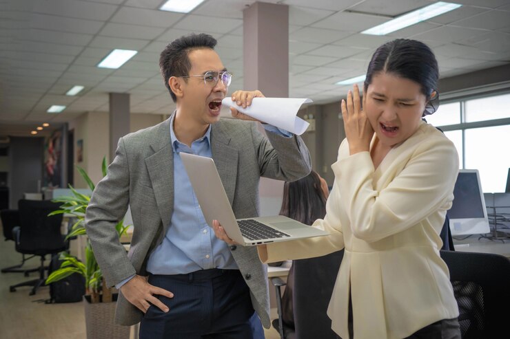 Photo businessman reprimanding his subordinate at office