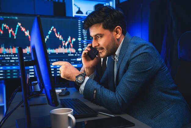 Businessman trading grafico dinamico chiamando per consultare alto profitto vendibile
