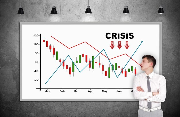 Businessmanlooking sul tabellone per le affissioni con grafico crash