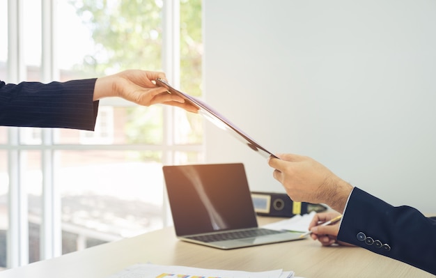 Businesspeople incontro e lavoro e condivisione di documenti in una scrivania in ufficio