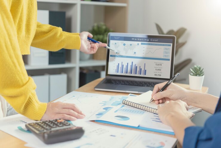 Foto businesspeople meeting plan analisi grafico azienda finanza strategia statistiche successo concetto e pianificazione per il futuro nella stanza dell'ufficio.