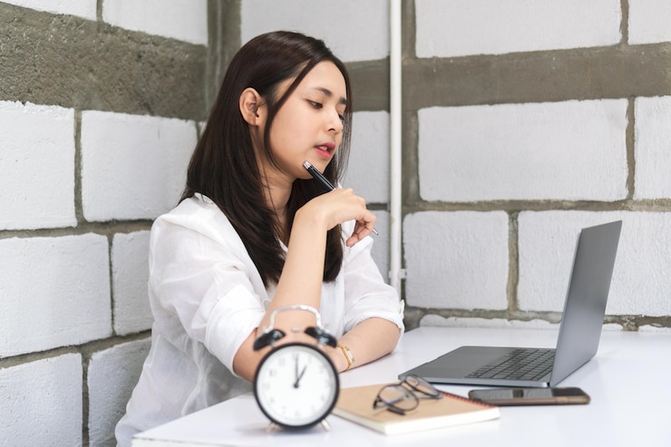 Photo businesswoman using laptop in office