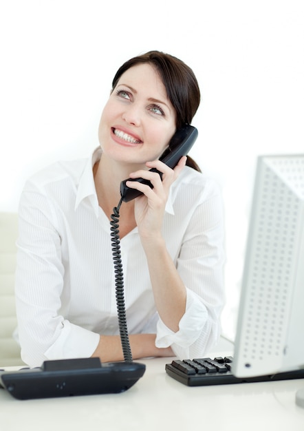 Busineswoman sorridente sul telefono