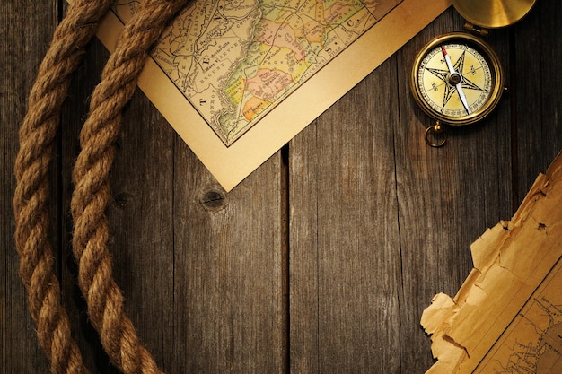 Bussola antica e corda sulla vecchia mappa