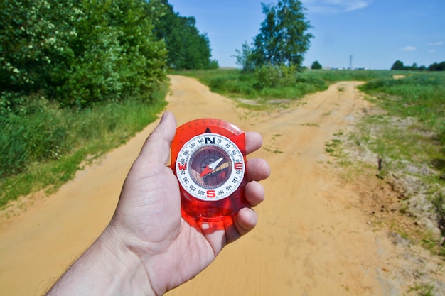 Bussola magnetica in mano viaggiatore