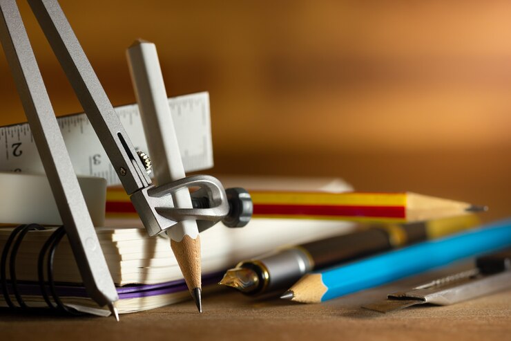 Foto bussola per disegno e stazionaria sul tavolo di legno. concetto di studio di architettura o ritorno a scuola. primo piano e copia spazio per il testo.