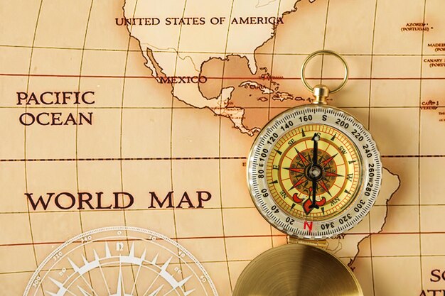 Bussola vintage di Columbus Day con mappa dell'America