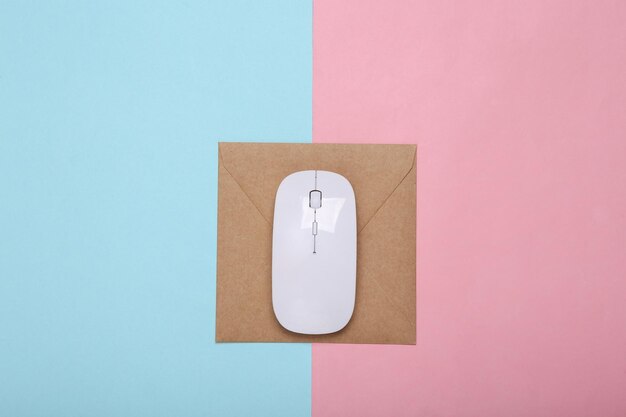 Busta con il mouse del pc su sfondo pastello bluepink E-mail