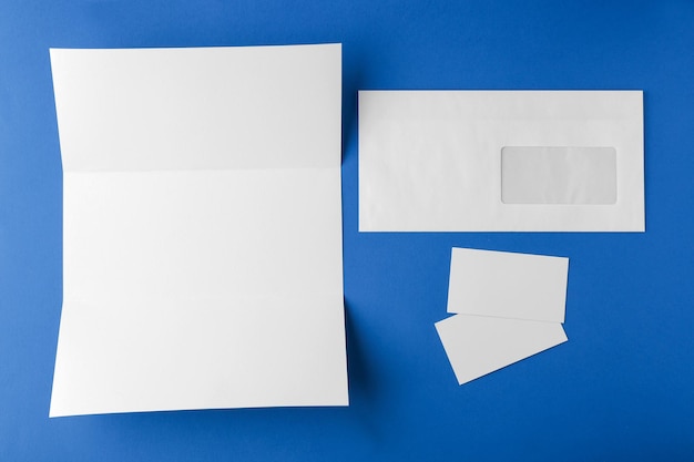 Busta e carta dell'opuscolo in bianco su fondo blu
