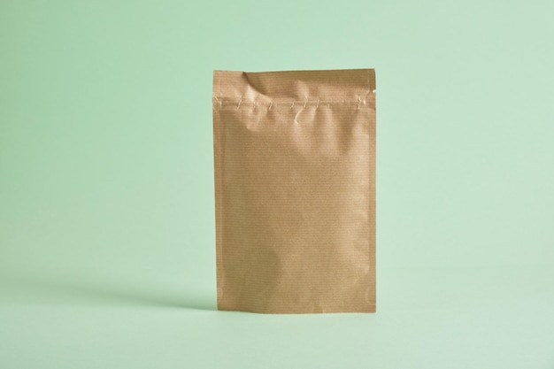 Busta in carta con cerniera per imballaggioco2 materiale riciclato neutro zero rifiuti lifestyle green business packaging di prodotti ecologici