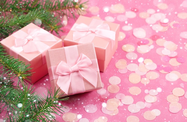 Busta natalizia sullo sfondo di palle di Natale e regali Biglietto di auguri con posto per textxA