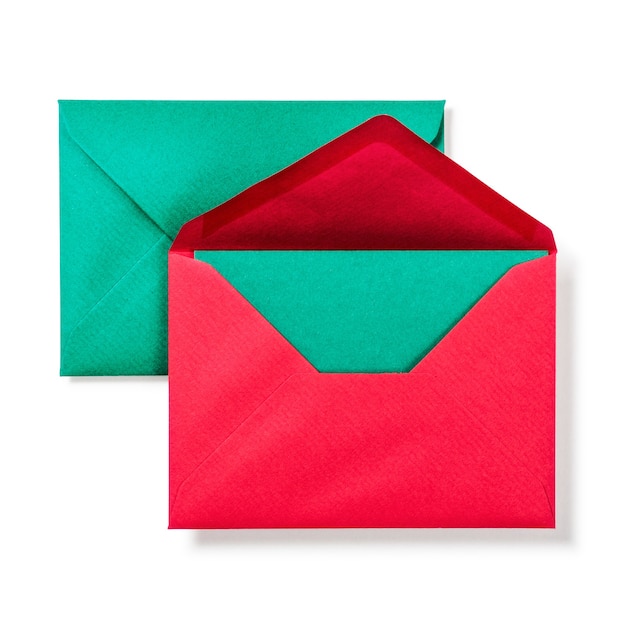 Busta rossa con biglietto di auguri verde su sfondo bianco Copia spazio