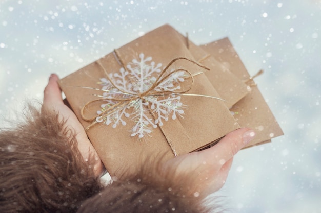 Buste con un fiocco di neve nelle mani della donna