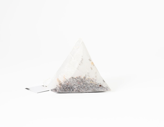 Bustina di tè usa e getta triangolare su una corda, sfondo bianco