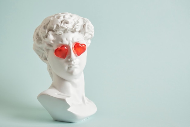 Busto falso di david con cuori di vetro rosso sugli occhi, concetto di amore, congratulazioni per san valentino