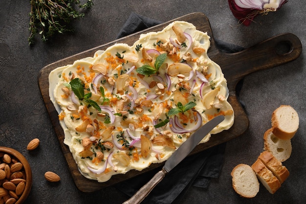 Butterboard con cipolla, aglio, arancia e baguette croccante