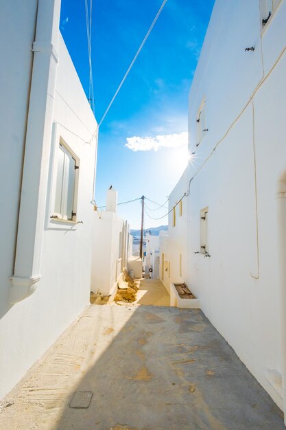 Bystreet sotto il cielo blu a Paros in Grecia