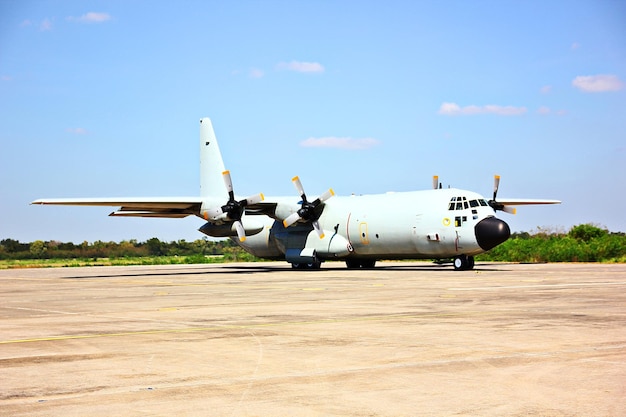 C-130 aereo militare di trasporto per le forze aeree a terra pronto per il decollo