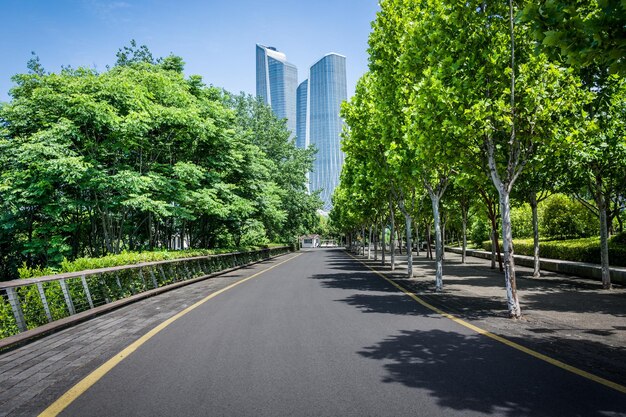 C'è un edificio in un bel parco