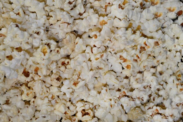 C'è un sacco di popcorn sul tavolo.