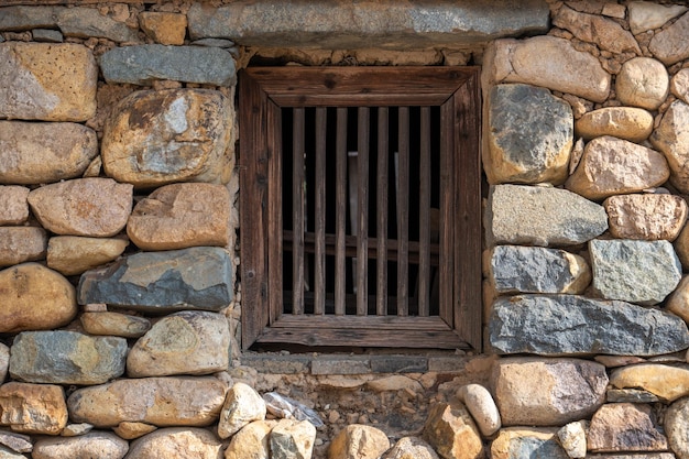 C'è una finestra sul muro di pietra