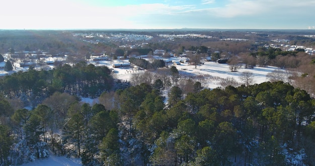 C'è una veduta aerea di una piccola città americana nella Carolina del Sud subito dopo una grande nevicata con un a