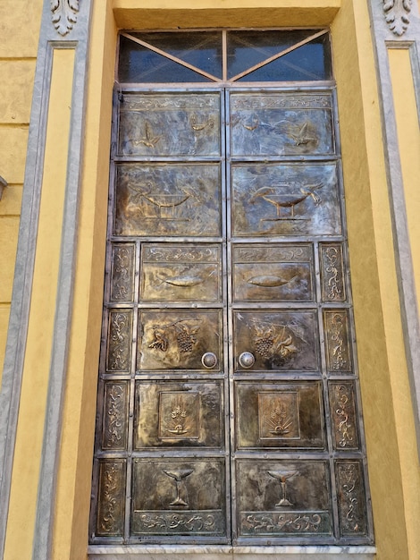 Cabella Ligure vecchia chiesa piemonte porta in bronzo bassorilievo