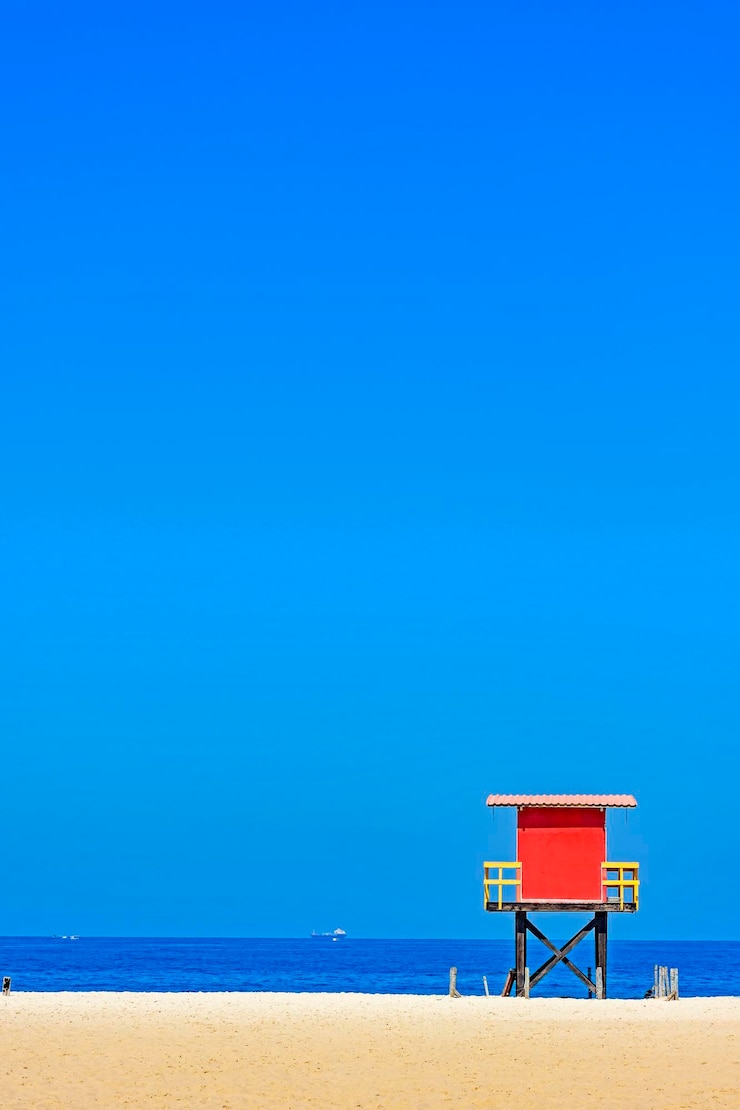 Foto cabina del bagnino della spiaggia rossa