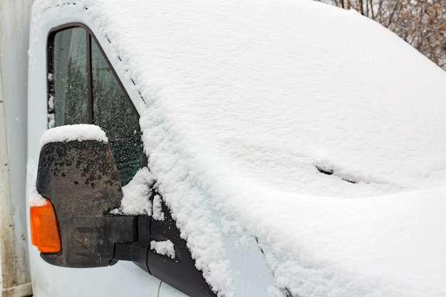 Cabina del camion coperta di neve nel parcheggio