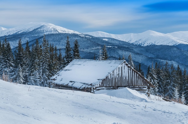 Cabina di casa abbandonata nelle montagne invernali