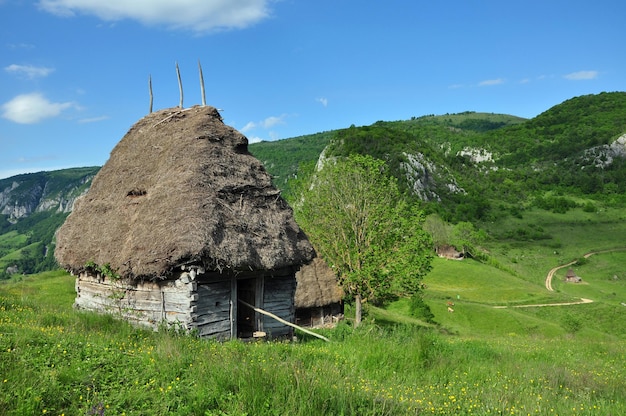 Cabina di fienile abbandonata in montagna